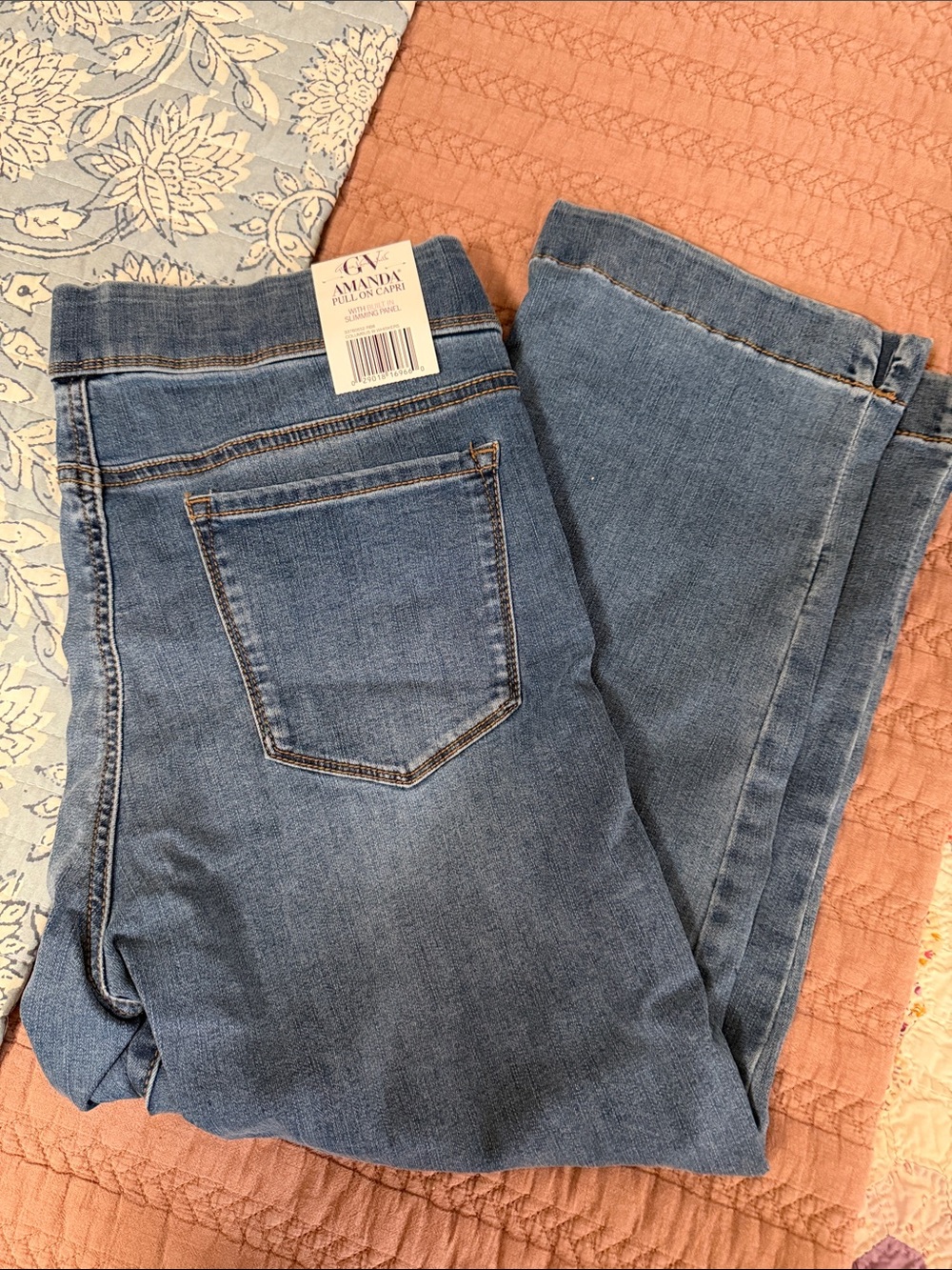 Gloria Vanderbilt Women's Pull-On Capri Jeans w/ slimming panel - Size 10, NWT